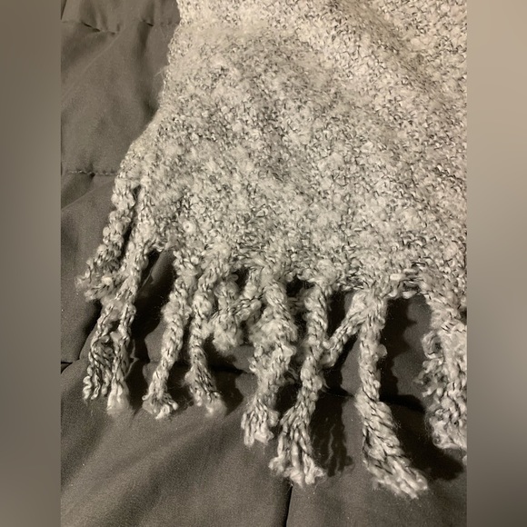 Nice soft chunky blanket scarf with fringe - Picture 3 of 10